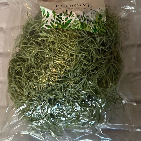 10.5 ounces of fake moss from Floerve 8x8x1.5 inches - Picture 4 of 6